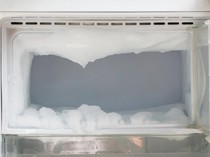6 Rahasia Mudah Membersihkan Bunga Es Tanpa Mematikan Freezer