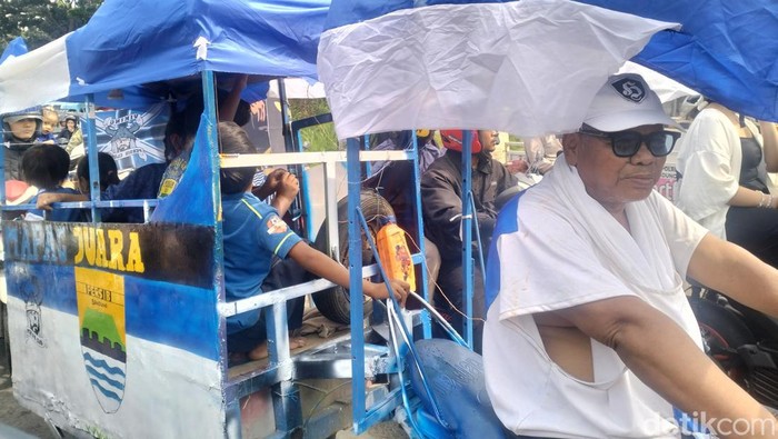 Agus ajak lima cucunya rayakan kemenangan Persib Bandung.