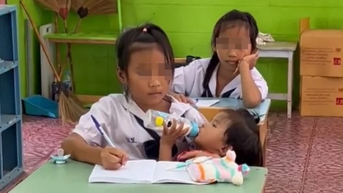 Anak 10 Tahun Gendong Bayi di Kelas