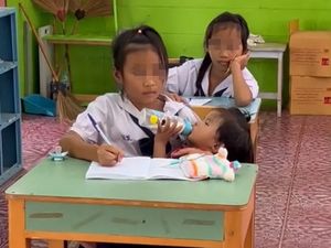 Viral Anak 10 Tahun Belajar di Kelas Sambil Gendong Bayi, Kisahnya Bikin Haru