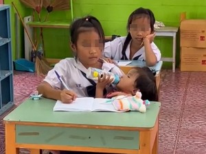 Viral Anak 10 Tahun Belajar di Kelas Sambil Gendong Bayi, Kisahnya Bikin Haru