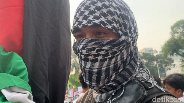 Ando, salah satu peserta aksi 'All Eyes on Rafah' menjahit bendera raksasa Palestina sebagai bentuk solidaritas kemanusiaan terhadap Palestina.