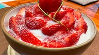 Momen ngafe Angel Karamoy makin lengkap dengan pesan dessert. Kali ini ada dessert strawberry yang manis, asam, dan menyegarkan. Foto: Instagram @realangelkaramoy