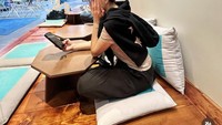 Ini dia potret kafe yang disambangi Angel Karamoy di Hongdae. Di sana ia bisa duduk lesehan sambil menikmati suasana. Foto: Instagram @realangelkaramoy