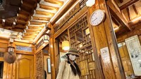 Latar restoran tradisional Korea yang serba kayu ini pas untuk foto OOTD ya? Angel Karamoy pun tak melewatkannya. Foto: Instagram @realangelkaramoy
