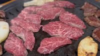 Angel Karamoy juga tak melewatkan cicip Korean beef yang terkenal enak. Teksturnya juicy dengan rasa meaty yang pastinya puaskan selera. Foto: Instagram @realangelkaramoy