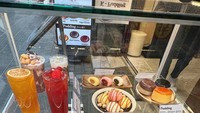 Wanita 37 tahun ini juga menunjukkan potret menu yang bikin ia ngiler saat di Seoul. Ada pudding juga tuh! Foto: Instagram @realangelkaramoy