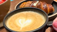 Secangkir latte hangat menemani waktu santai pemilik rambut indah ini. Tentunya pas dimakan dengan roti manis. Foto: Instagram @realangelkaramoy
