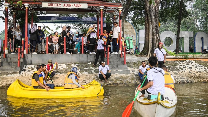 Asyiknya Main Perahu di Kali Cisadane Tangerang Sejumlah warga naik perahu di Kali Cisadane, Kota Tangerang, Banten, Sabtu (1/6/2024). Dinas Pariwisata Kota Tangerang kembali membuka destinasi wisata perahu secara gratis bersamaan dengan naiknya debit air di Kali Cisadane usai mengalami kekeringan beberapa waktu lalu untuk menjadi alternatif wisata bagi masyarakat. ANTARA FOTO/Sulthony Hasanuddin/tom.