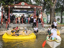 Asyiknya Main Perahu di Kali Cisadane Tangerang
