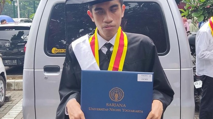 Bayu, alumni UNY yang lulus cum laude