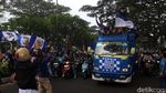 Potret Lautan Biru Bobotoh Persib di Gerbang Kota Bandung