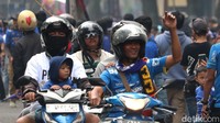 Mereka berkumpul di bahu jalan untuk menunggu tim kesayangannya.
