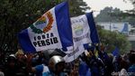 Potret Lautan Biru Bobotoh Persib di Gerbang Kota Bandung