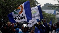 Ribuan Bobotoh turun ke jalan untuk sambut Skuat Persib Bandung.  