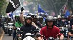 Potret Lautan Biru Bobotoh Persib di Gerbang Kota Bandung