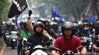 Bobotoh sempat blokade jalan demi merayakan Persib yang menjuarai Champions Series Liga 1 2023/2024.