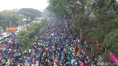 Potret Lautan Biru Bobotoh Persib di Gerbang Kota Bandung