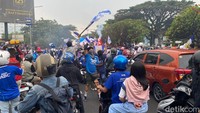 Mereka juga konvoi mengintari Jalan Pasteur.