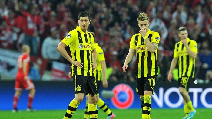 Borussia Dortmunds Robert Lewandowski (left) and Marco Reus (right) look dejected after Bayern Munich score their second goal of the game   (Photo by Martin Rickett/PA Images via Getty Images)