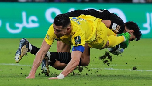 Soccer Football - Saudi King Cup - Final - Al Hilal v Al Nassr - King Abdullah Sport City, Jeddah, Saudi Arabia - May 31, 2024  Al Nassrs Cristiano Ronaldo in action with Al Hilals Yassine Bounou REUTERS/Stringer