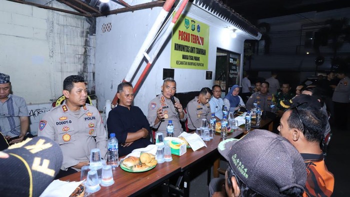 Dir Binmas Polda Metro mengunjungi satkamling Mampang. (Foto: dok. Polda Metro Jaya)