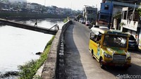 Warga kampung pulo biasa memanfaakan mobil odong-odong untuk beraktivitas seperti ke sekolah maupun ke pasar. Alur lintasannya mulai dari jalan Inspeksi Ciliwung Kampung Pulo mengarah ke Rusun Jatinegara Barat melintasi jalan Jatinegara Barat, lalu masuk kembali ke Jalan Inspeksi Ciliwung.