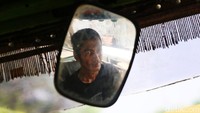 Dalam sehari ia bisa mendapatkan Rp 200.000 hingga Rp 300.000 dengan menjalankan odong-odong.