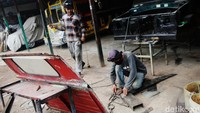 Odong-odong disini dibuat berdasarkan pesanan dengan kisaran harga Rp 65 juta sampai dengan Rp 100 juta tergantung dari bahan mobilnya dengan waktu pembuatan kurang lebih satu bulan.