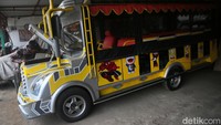Di bengkel ini mobil tua dibongkar dan hanya menyisakan mesin beserta sasisnya lalu dirakit ulang menjadi odong-odong.