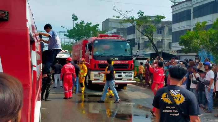 Foto: Petugas saat proses pemadaman dan evakuasi (Dok Istimewa)