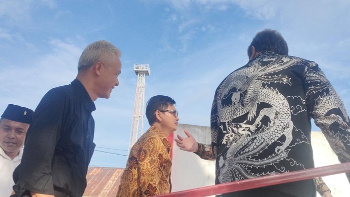 Ganjar Pranowo dan  Mahfud Md menghadiri upacara peringatan Hari Lahir Pancasila di Ende, NTT.