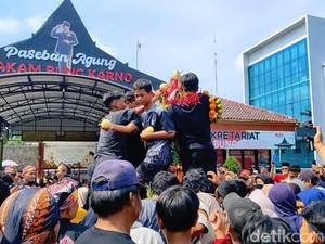 Serunya Warga Rebutan Gunungan Hasil Bumi saat Gerebek Pancasila di Blitar