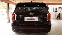 Kemudian untuk menunjang keamanan, pabrikan membekalinya dengan Forward Collision-Avoidance Assist (FCA), Blind Spot Collision Warning (BCW), Blind Spot View Monitor (BVW), Surround View Monitor (SVM), Lane Keeping Assist (LKA) & Lane Following Assist (LFA) dan Driver Attention Warning (DAW).Kemampuan berkendara PALISADE XRT juga sangat intuitif berkat fitur Manual Speed Limit Assist (MSLA) untuk atur batas kecepatan kendaraan dan Smart Cruise Control (SCC) w/Stop and Go untuk mengatur jarak dengan kendaraan lain di depan. Kemudian ada Rear Cross-Traffic Collision-Avoidance Assist (RCCA), High Beam Assist, dan Safe Exit Assist (SEA). Foto: Doc. Hyundai Motors Indonesia.