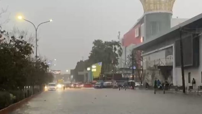 Jalan Margonda Raya depan Terminal Depok terendam banjir, Sabtu (1/5/2024) malam.