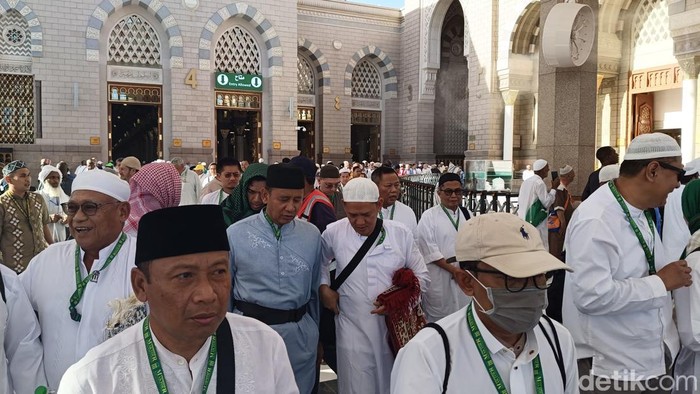 Irjen (Purn) Eko Indra Heri (kemeja biru) bersama rombongan jemaah Maktour, keluar dari Raudhah.