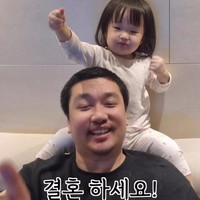 Ini bukan sebelum dan sesudah menikah tapi sebelum dan sesudah anak berusia 15 tahun, Ya, pernikahan tidak membuat pria menua tapi anak-anak, Aku belum menikah tapi terlihat seperti sesudah menikah, tulis netizen. Foto: Instagram @star.jjjj
