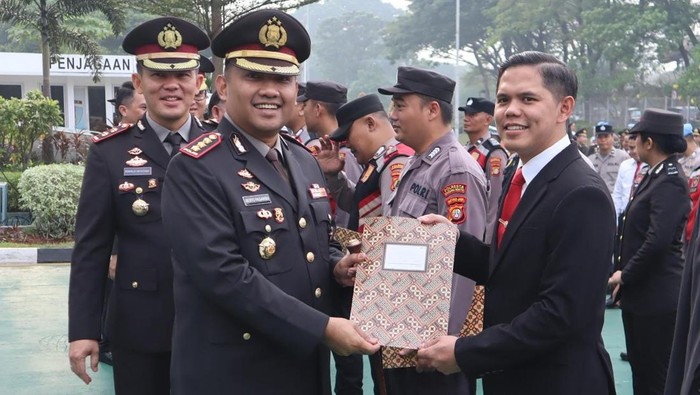 Kapolresta Bandara Soekarno-Hatta Kombes Roberto Pasaribu memberikan penghargaan kepada personel yang berprestasi di Hari Lahir Pancasila.