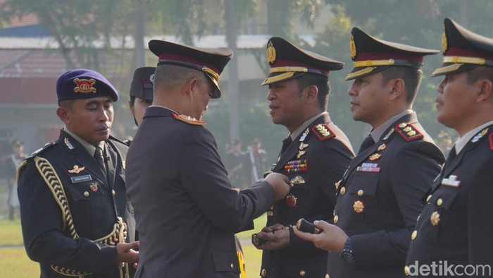 Kapolresta Sidoarjo menerima Pin Emas Kapolri.
