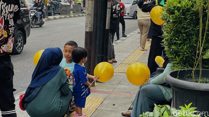 Keceriaan anak-anak di tengah konvoi Persib juara.