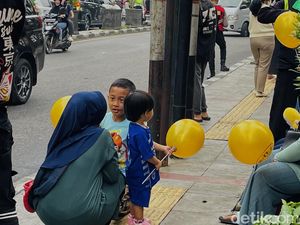 Keceriaan Anak-anak di Tengah Konvoi Kemenangan Persib