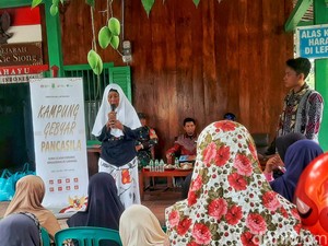 Saat Lansia Lomba Hafalan Pancasila di Rumah Singgah Soekarno