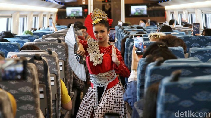 Kereta Whoosh Meriahkan Hari Pancasila dengan Tarian Tradisional KCIC bekerjasama dengan Sanggar Gantari Gita Khatulistiwa menggelar pertunjukan seni tari di dalam Kereta Cepat Whoosh. Hal ini juga dalam rangka memeriahkan Hari Pancasila.