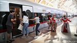 Potret Penari Meriahkan Hari Pancasila di Kereta Cepat Whoosh