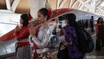 Potret Penari Meriahkan Hari Pancasila di Kereta Cepat Whoosh