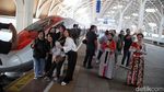 Potret Penari Meriahkan Hari Pancasila di Kereta Cepat Whoosh