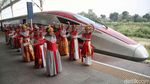 Potret Penari Meriahkan Hari Pancasila di Kereta Cepat Whoosh