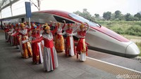 Kegiatan tari tradisional ini dilakukan di Whoosh G1219 keberangkatan 08.45 dari Halim dan Whoosh G1226 keberangkatan 10.20 dari Tegalluar.