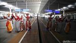 Potret Penari Meriahkan Hari Pancasila di Kereta Cepat Whoosh