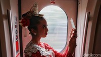 General Manager Corporate Secretary KCIC Eva Chairunisa mengatakan, selain untuk menghibur penumpang, pertunjukan seni tari tradisional ini merupakan upaya untuk menjunjung tinggi nilai-nilai Pancasila sebagai pemersatu bangsa.